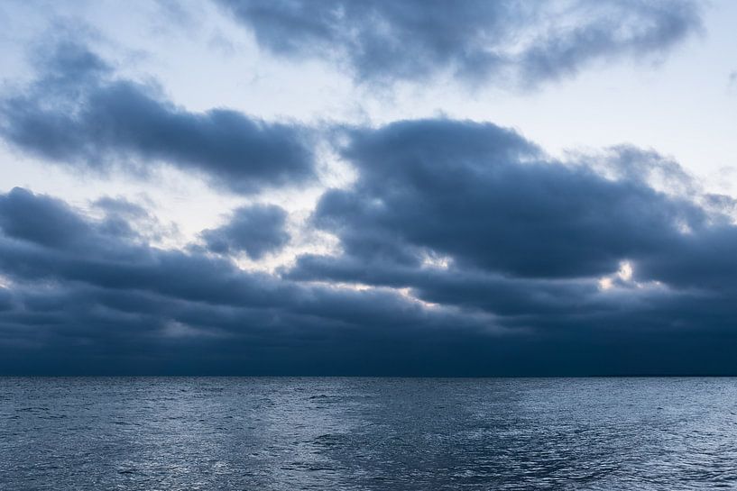 Wolken an der Küste der Ostsee bei Warnemünde van Rico Ködder