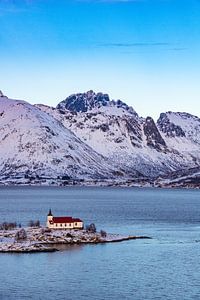 Sildpollnes Kirche im Austnesfjorden im Winter im Lo
