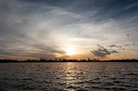 Zonsondergang over de skyline van Rotterdam gezien vanaf de Kralingse Plas van Tjeerd Kruse thumbnail