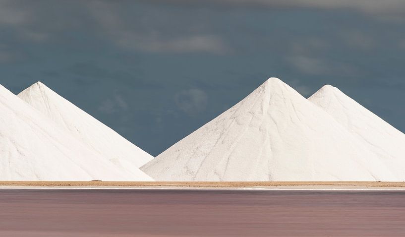 Mountains of salt von Ed van Loon