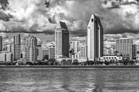 Wolken über der Skyline - Monochrom