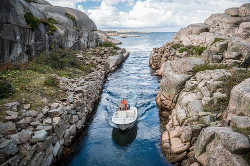Boat sails from sea to Smögen harbour