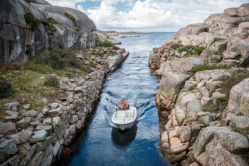Un bateau navigue de la mer au port de Smögen par Maurice Volmeyer