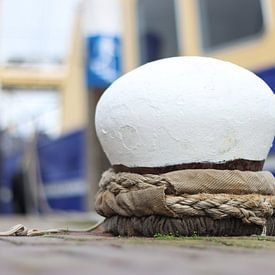 Een haven met een touw rond een bolder van Marco Leeggangers