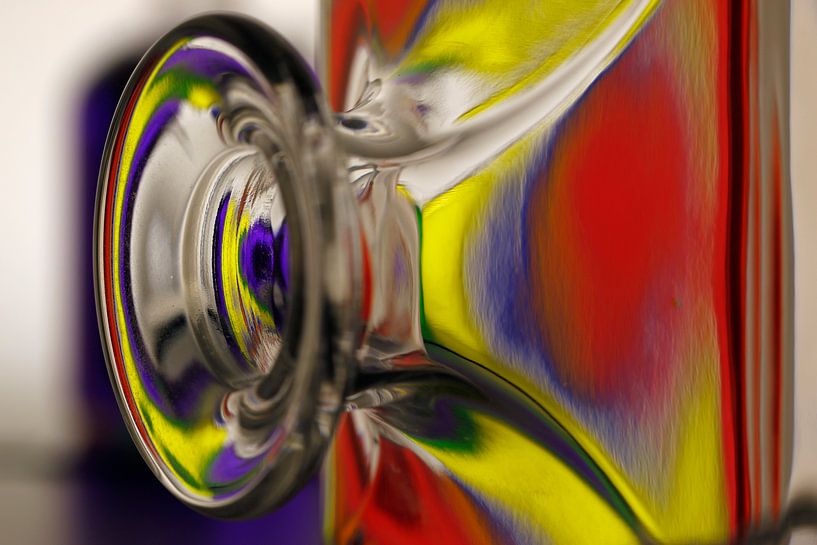  Reflets bleus, jaunes et rouges dans le verre par Wim Bodewes
