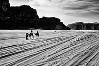 Menschen reiten auf Kamelen, morgens in Wadi Rum