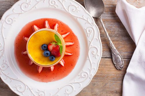 Graceful dish of crème brûlée by Henny Brouwers