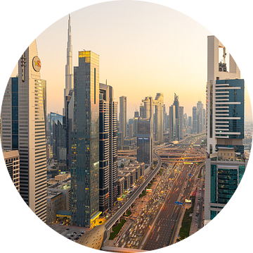 De skyline van Dubai bij zonsondergang