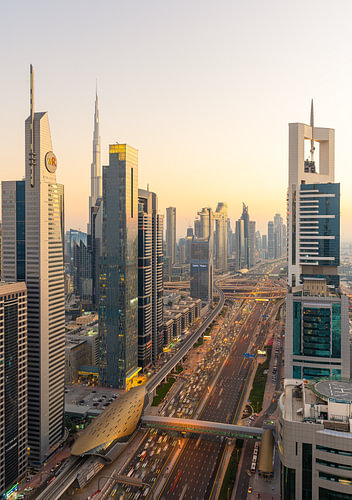 De skyline van Dubai bij zonsondergang
