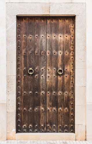 Oude rustieke bruine houten voordeur huisingang