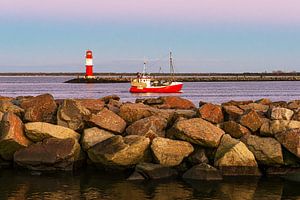 Mole, Molenturm und Fischerboot an der Küste der Ostsee in Warn