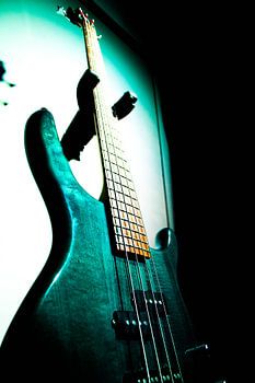 Bass guitar