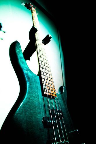 Bass guitar
