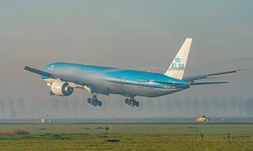 KLM Boeing 777-300 (PH-BVO) vlak voor landing. van Jaap van den Berg