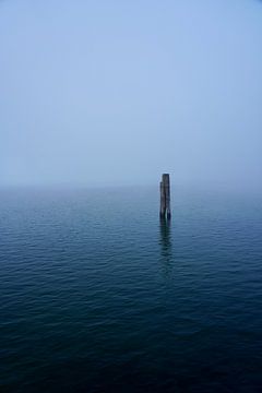 Kalm Water Lago di Bracciano Italië van Martijn Jebbink Fotografie
