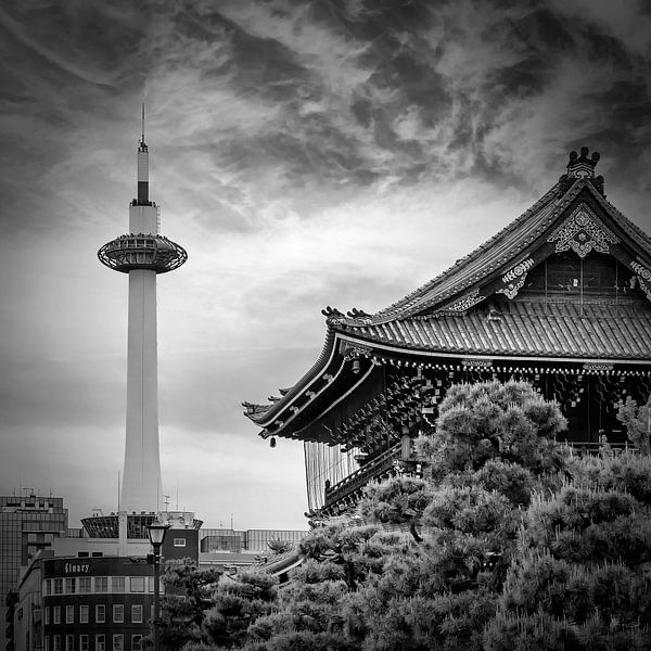 Higashi Hongan-ji Tempel mit Kyoto Tower | monochrom von Melanie Viola