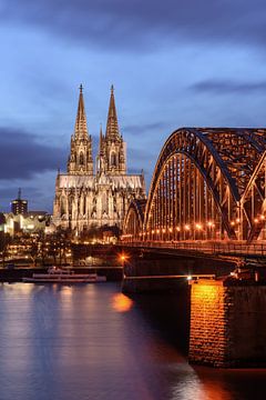 La cathédrale de Cologne en soirée sur Michael Valjak