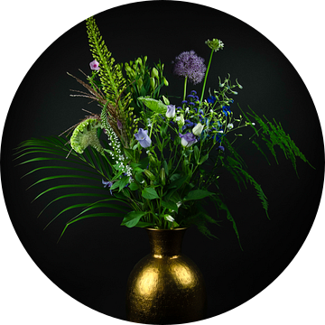 Stilleven paarse en blauwe bloemen in gouden vaas van Marjolein van Middelkoop