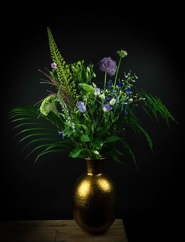 Stilleven paarse en blauwe bloemen in gouden vaas