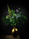 Stillleben mit lila und blauen Blumen in einer goldenen Vase von Marjolein van Middelkoop Miniaturansicht