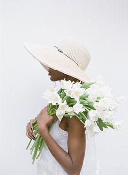 Vrouw met Nederlandse tulpen van Alexandra Vonk