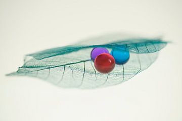The color within (abstract beeld met drie gekleurde bollen) van Birgitte Bergman