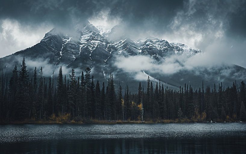 Dramatisch licht bij het bergmeer van fernlichtsicht