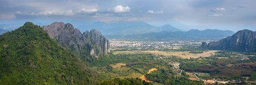 Panorama vanaf uitzichtspunt Pha Ngern naar Vang Vieng