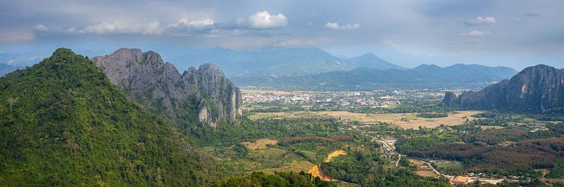 Panorama vanaf uitzichtspunt Pha Ngern naar Vang Vieng van Walter G. Allgöwer