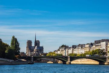 Blick auf eine Brücke und die Kathedrale Notre-Dame in Paris, F