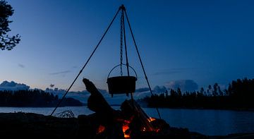 Kochtopf über einem Lagerfeuer in Schweden von Sjoerd van der Wal