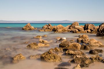 Côte grecque avec des roches et la mer au premier plan sur Miranda van Hulst
