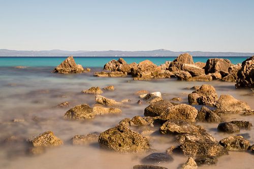 Griekse kustlijn met rotsen en de zee op de voorgrond