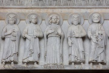 Statue mit der Jungfrau Maria und den Dekipelen über dem Eingang zur Kathedrale St. Martin in Lucca,