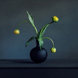 Des tulipes jaunes dans un vase noir sur Mariska Vereijken