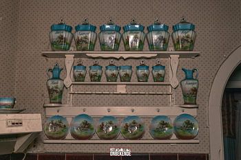 Oud servies in een keuken.