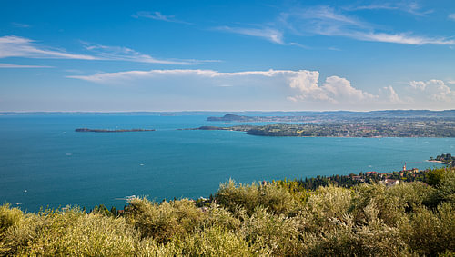 Vue idyllique sur le lac de Garde, en Italie sur Menno van der Haven