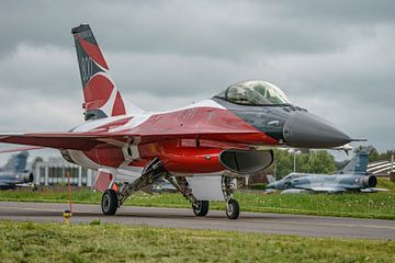 Équipe danoise de démonstration en solo de F-16 2023 "Dannebrog". sur Jaap van den Berg