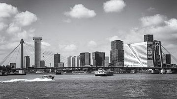 Skyline Rotterdam achter de Prins Willem-Alexanderbrug (zwart-wit) van Rick Van der Poorten