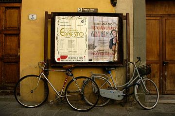 Sfeerbeeld fietsen voor opera affiche in Florence Italië van Edith Wijte