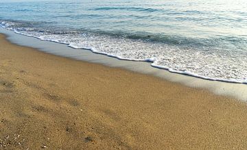 Zand op het strand met golven van Animaflora PicsStock