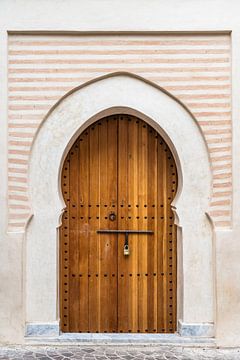 Pastel facade with door in Marrakech by Photolovers reisfotografie