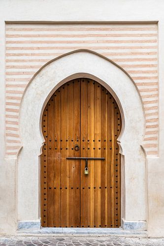 Pastel gevel met deur in Marrakesh