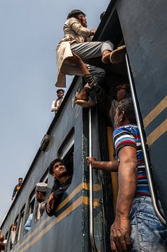 Een man klimt naar het dak van de trein van Steven World Traveller