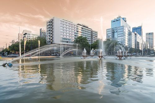 De schitterende zonsondergang in Rotterdam met de Hofpleinfontein en het Hilton Hotel