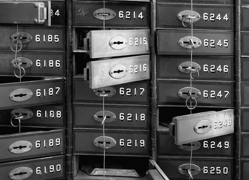 niet langer gebruikte genummerde kluisjes van een voormalige bank