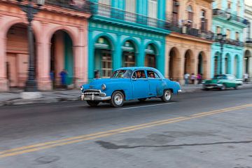 Oldtimer classic car in Cuba in het centrum van Havana. One2expose Wout kok Photography.pt van Wout Kok