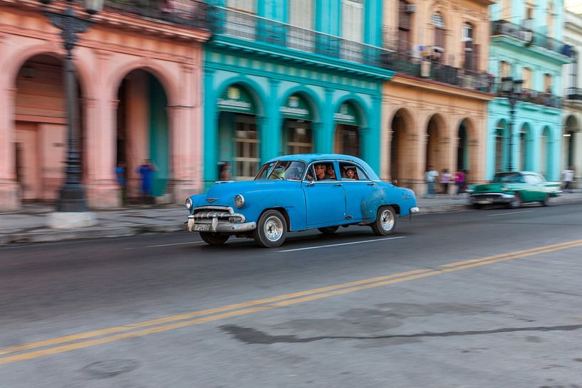 Voiture classique vintage à Cuba dans le centre de La Havane. One2expose Wout kok Photography.pt par Wout Kok