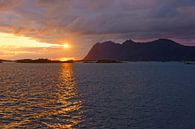 Middernachtzon boven Senja in Noorwegen van Gisela Scheffbuch thumbnail