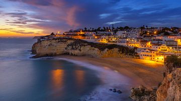 Avond in Carvoeiro, Algarve, Portugal van Adelheid Smitt
